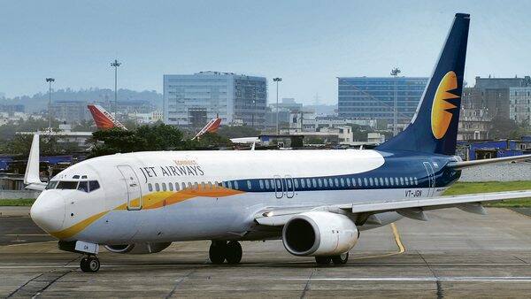 Jet Airways passengers wait for refunds ઉડાણ ઠપ્પ થતા અગાઉ જેટ એરવેઝે વેચી હતી 3500 કરોડની ટિકિટ, મુસાફરોને કેવી રીતે મળશે રિફંડ?