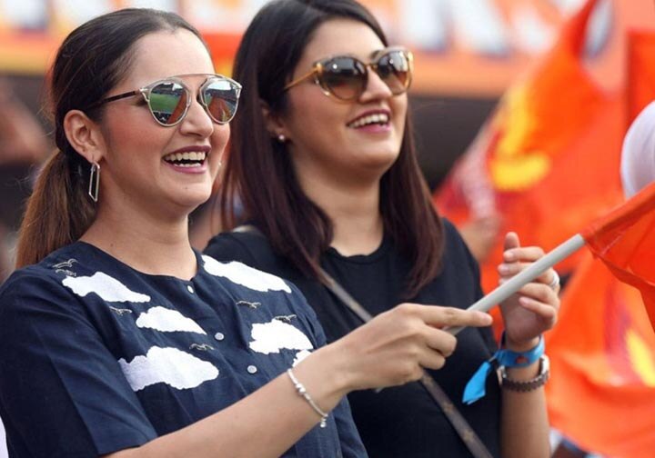 Tennis Star Sania Mirza his Sister Anam and Mohammad Asaduddin at the IPL match ટીમ ઈન્ડિયાના કયા ખેલાડીના પુત્રને સાનિયા મિર્ઝાની બહેન ડેટ કરી રહી છે, IPLમાં મસ્તી કરતાં જોવા મળ્યાં
