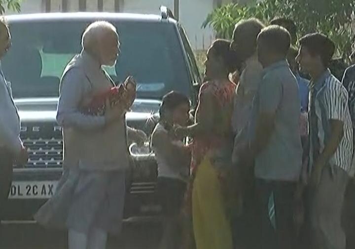 PM Narendra modi gave a chundadi and shrifal to her mother માતા હીરાબાએ પુત્ર નરેન્દ્ર મોદીને શું આપ્યું? હાથમાં શું લઈને આવ્યા બહાર? જાણો વિગત