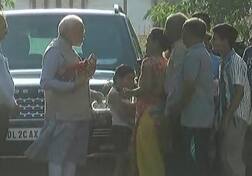 માતા હીરાબાએ પુત્ર નરેન્દ્ર મોદીને શું આપ્યું? હાથમાં શું લઈને આવ્યા બહાર? જાણો વિગત