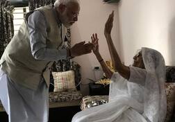 આશિર્વાદ આપ્યા બાદ હીરાબાએ પુત્ર નરેન્દ્ર મોદીને શુકનમાં કેટલા રૂપિયા આપ્યા? જાણો વિગત