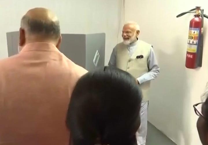 Narendra Modi arrives to cast his vote at polling booth in Nishan Higher Secondary School in Ranip PM નરેન્દ્ર મોદીએ સામાન્ય વ્યક્તિની જેમ અમદાવાદમાં કર્યું મતદાન, જાણો વિગત