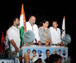 શૂટિંગ છોડીને બહેનનો પ્રચાર કરવા મુંબઇના રસ્તાં પર નીકળ્યો બૉલીવુડના આ એક્ટર, માંગ્યા કોંગ્રેસ માટે વૉટ