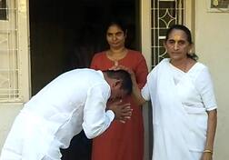 કોંગ્રેસના કયા નેતા માતાના આશીર્વાદ લઈને પત્ની સાથે વોટિંગ કરવા પહોંચ્યા, જાણો વિગત