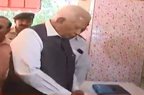 રાજકોટ: ગુજરાતમાં આજે લોકસભાની 26 બેઠકો પર મતદાન ચાલી રહ્યું છે. સૌરાષ્ટ્રમાં લોકસભાની ચૂંટણીના મતદાન અંતર્ગત કેટલાક જાણીતા વ્યક્તિઓએ રાજકોટ લોકસભા માટે મતદાન કર્યુ હતું. કર્ણાટકના રાજ્યપાલ વજુભાઈ વાળાએ રાજકોટમાં મતદાન કર્યું હતું.