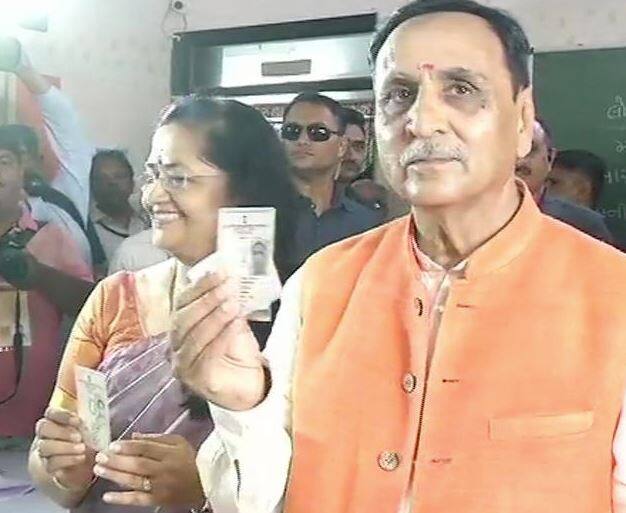 મુખ્યમંત્રી વિજયભાઈ રૂપાણીએ પણ રાજકોટમાં મતદાન કર્યું હતું. 
