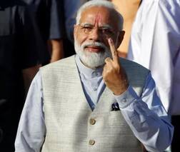 લોકસભા ચૂંટણી: રાજનેતાઓ સહિત આ મોટી હસ્તીઓએ કર્યું મતદાન, જુઓ તસવીરો