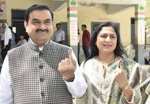 આ જાણીતા ઉદ્યોગપતિએ પત્ની સાથે અમદાવાદમાં કર્યું વોટિંગ, મોદીના છે ખાસ