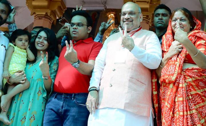 ભાજપના રાષ્ટ્રીય અધ્યક્ષ અમિત શાહે અમદાવાદના નારણપુરામાં પરિવાર સાથે વોટિંગ કર્યું હતું.