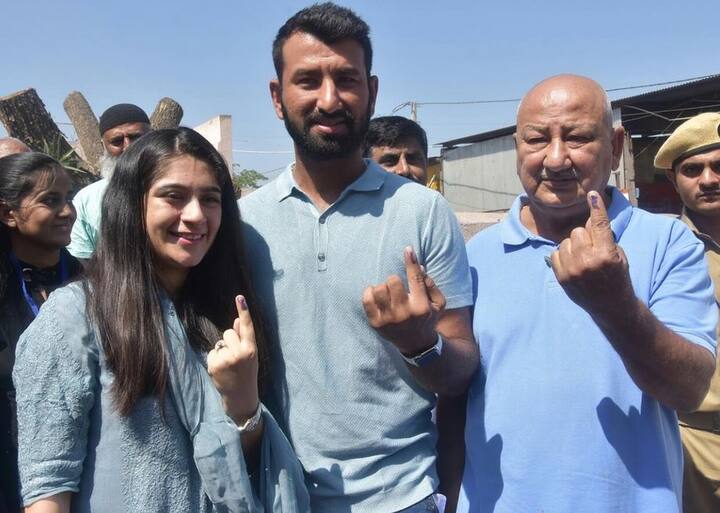 ટીમ ઈન્ડિયાના સ્ટાર ક્રિકેટર અને ટેસ્ટ નિષ્ણાંત ચેતેશ્વર પૂજાએ પત્ની અને પિતા સાથે વોટિંગ કર્યું.