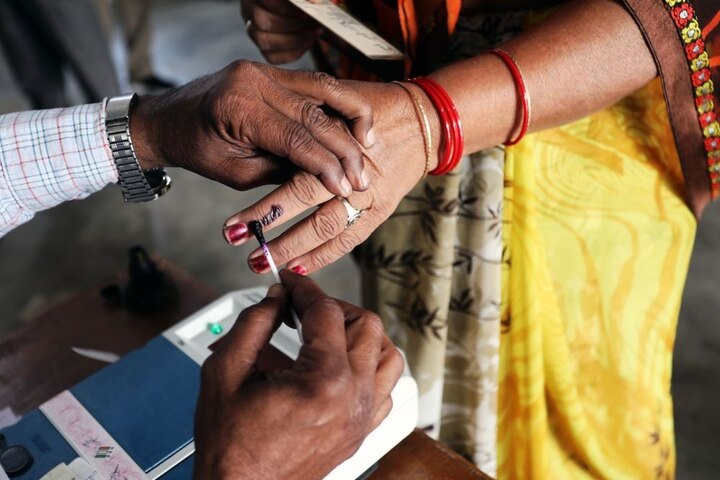 Gujarat sees 63.67% turnout, voters seal fate of 371 MPs, including Amit Shah in third phase of Lok Sabha polls ગુજરાતમાં મતદાન પ્રક્રિયા પૂર્ણ, જાણો ક્યાં થયું સૌથી વધુ મતદાન