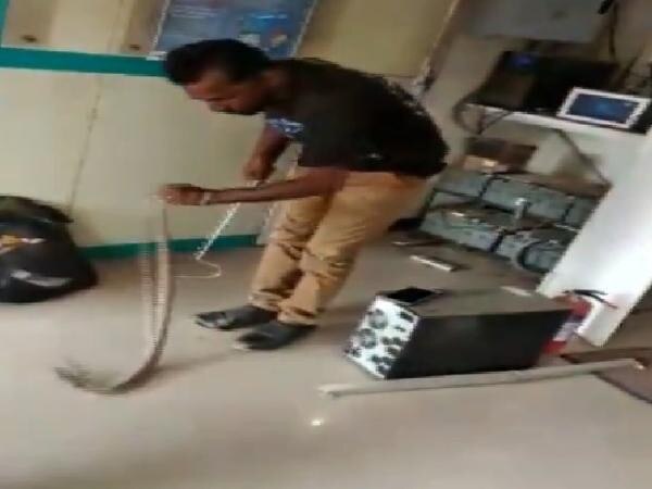 snake found inside atm in tamilnadu તામિલનાડુમાં એક ATMમાં ઘૂસી ગયો સાપ, એક શખ્સે ભારે મહેનત બાદ કાઢ્યો બહાર, જુઓ વીડિયો