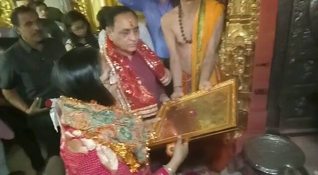 લોકસભાની ચૂંટણીના મતદાન બાદ રૂપાણીએ પરિવાર સાથે માતાજીના આશીર્વાદ લીધા હતા. ગઈકાલે મોડી રાત્રે પરિવાર સાથે મુખ્યમંત્રી અંબાજી આવ્યા હતા. 