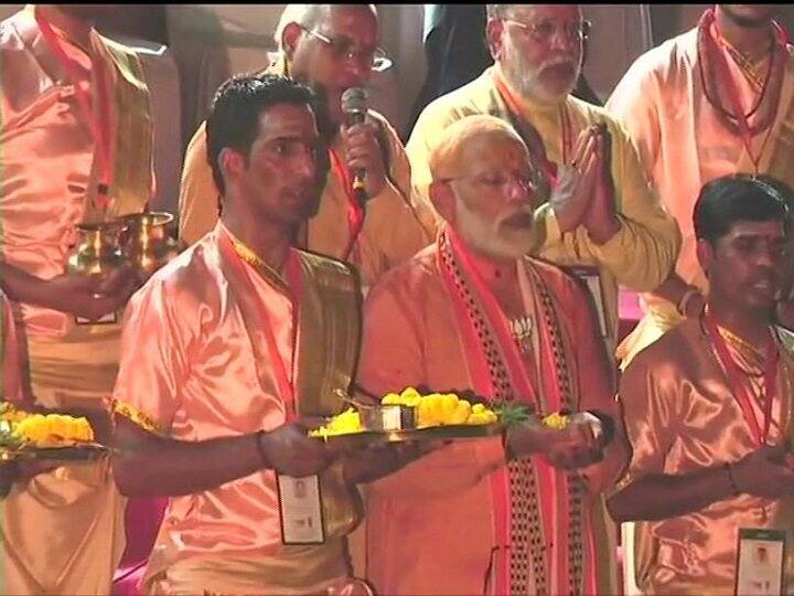 PM Modi performs aarti at Dashashwamedh Ghat વારાણસીઃ રોડ શો બાદ વડાપ્રધાન મોદીએ ઉતારી ગંગા આરતી, આજે ભરશે ઉમેદવારી ફોર્મ
