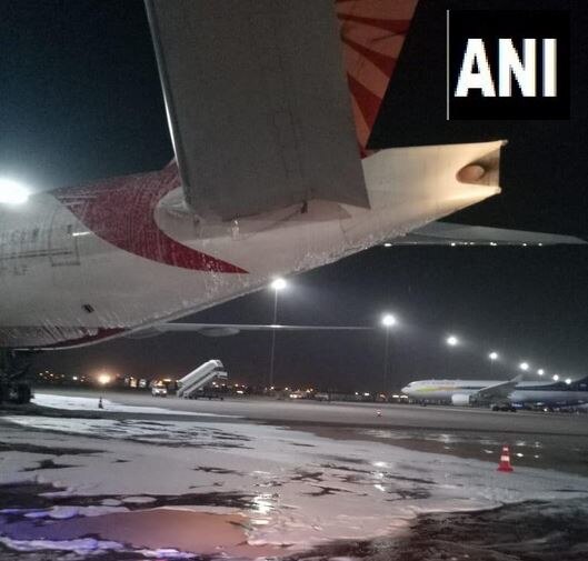 Air India flight caught in fire at Delhi airport દિલ્હી એરપોર્ટ પર એર ઈન્ડિયાની ફ્લાઇટમાં લાગી આગ, જુઓ વીડિયો