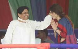 અખિલેશના પત્ની ડિમ્પલ યાદવે માયાવતીને પગે લાગી લીધા જીતના આર્શીવાદ, જુઓ વીડિયો