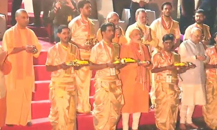 વડાપ્રધાન મોદીની એક ઝલક મેળવવા માટે લોકો પોતાના ઘરની છત પર ચઢી ગયા હતા. વડાપ્રધાન મોદીએ આ દરમિયાન હાથ જોડીને લોકોનું અભિવાદન કર્યું હતું. 