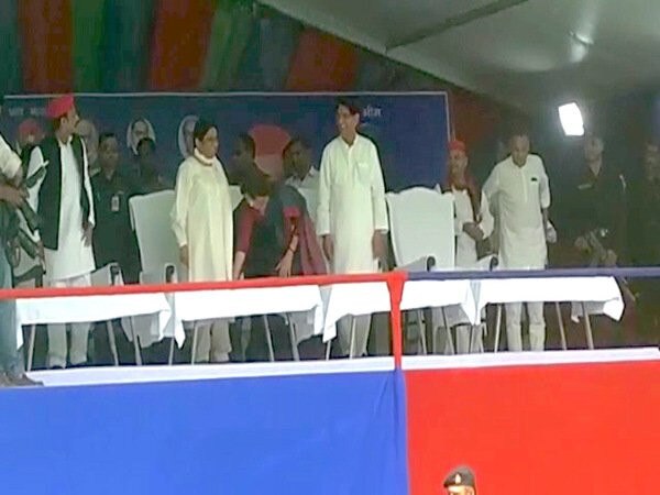 dimple yadav touches feet of mayawati on the stage while rally મંચ પર ડિમ્પલ યાદવ માયાવતીના પગે લાગી, સામે 'ફોઇ'એ આપ્યા આશિર્વાદ, રાજનીતિનો અદભૂત વીડિયો વાયરલ