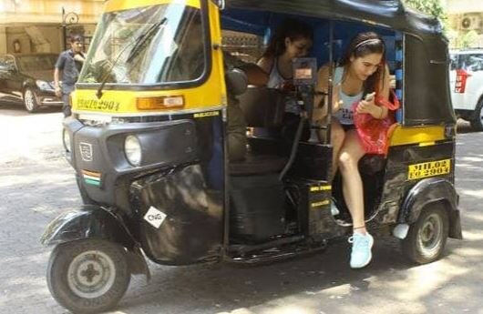 actress Sara Ali Khan enjoy autorickshaw ride એક્ટ્રેસ સારા અલી ખાને રિક્ષામાં કરી સવારી, વીડિયો વાયરલ
