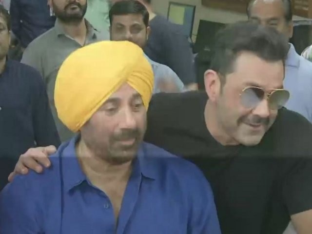 sunny deol did nomination at gurdaspur seat પાઘડી બાંધીને સની દેઓલે ગુરુદાસપુરથી ભર્યુ ઉમેદવારી ફોર્મ, ભાઇ બૉબી પણ રહ્યો સાથે