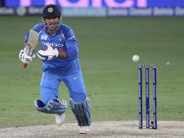 icc tweets on ms dhoni for t20 world cup 2020 ICCએ પુછ્યુ શું 2020ના ટી-20 વર્લ્ડકપમાં ધોનીએ રમવું જોઇએ? ફેન્સે આપ્યા આવા ચોંકાવનારા જવાબ