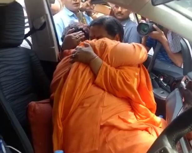 BJP Bhopal loksabha candidate Pragya Thakur breaks down while meeting Uma Bharti ઉમા ભારતીને ગળે મળતાં જ રડી પડી સાધ્વી પ્રજ્ઞા ઠાકુર, જુઓ વીડિયો