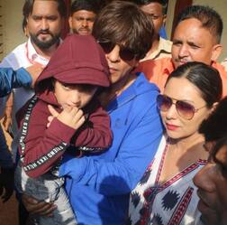 શાહરૂખ ખાને પત્ની ગૌરી ખાન સાથે કર્યું મતદાન, જુઓ વીડિયો