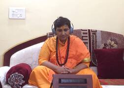 ચૂંટણી પંચે 72 કલાકનો પ્રતિબંધ લગાવ્યા બાદ સાધ્વી પ્રજ્ઞાએ શું કર્યું ? જાણીને ચોંકી જશો