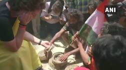 પ્રિયંકા ગાંધીએ મદારીની વસ્તીમાં જઈ મદારીની જેમ હાથમાં પકડ્યો સાપ, જુઓ તસવીરો