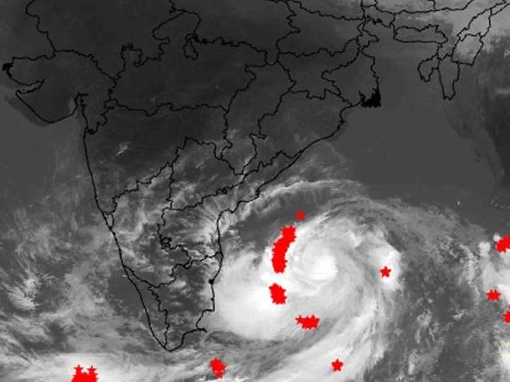 Cyclone Fani to hit Odisha coast today afternoon ઓરિસ્સા: ચક્રવાત ‘ફની’ને લઈને હવામાન વિભાગે શું કરી મોટી આગાહી? PM મોદી રાખી રહ્યા છે નજર