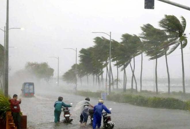 update cyclone fani strong winds hit odisha Videoમાં જુઓ, કેટલું ભયાનક છે ઓડિશાના કિનારે ટકરાયેલ ફાની વાવાઝોડું