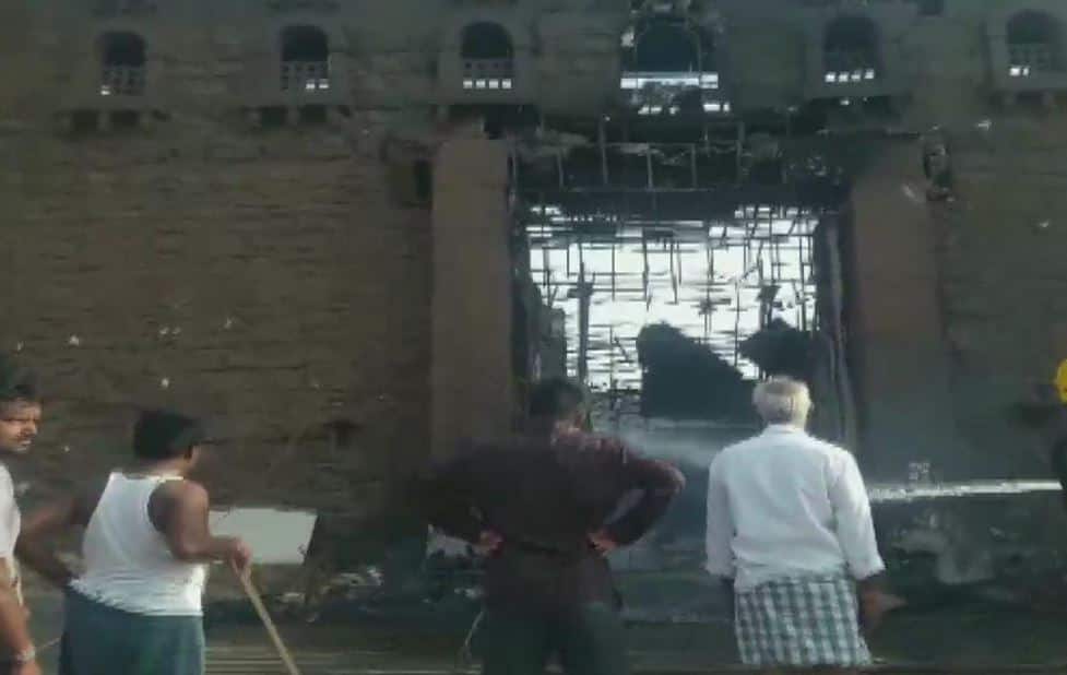 સાઉથના સુપરસ્ટારના ફાર્મહાઉસમાં બનાવવામાં આવેલા ફિલ્મના સેટમાં લાગી આગ, અમિતાભ કરવાના હતા શૂટિંગ, જાણો વિગત Fire broke out in Tollywood actor Chiranjeevi's farmhouse in Kokapet સાઉથના સુપરસ્ટારના ફાર્મહાઉસમાં બનાવવામાં આવેલા ફિલ્મના સેટમાં લાગી આગ, અમિતાભ કરવાના હતા શૂટિંગ, જાણો વિગત