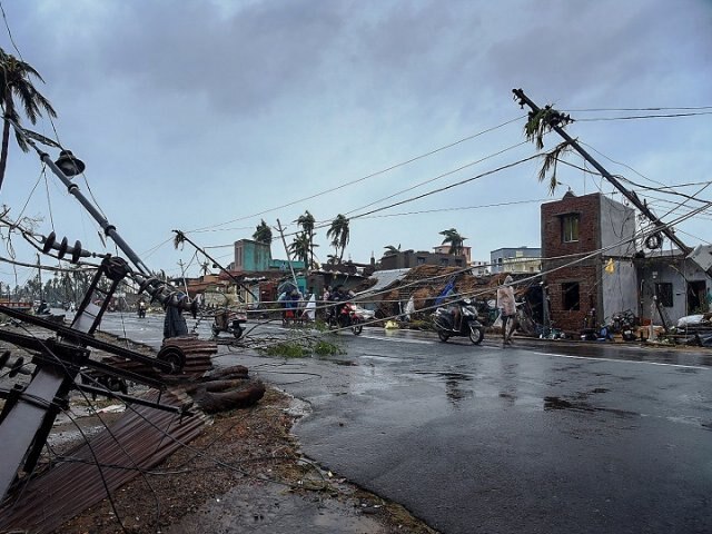 cyclone fani 8 dead in odisha red alert in coastal areas ‘ફોની’ વાવાઝોડાથી ઓડિશામાં આઠ લોકોના મોત, જનજીવન અસ્ત વ્યસ્ત, દરિયા કાંઠા વિસ્તારોમાં રેડ એલર્ટ