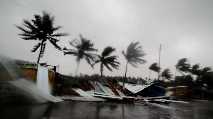 video of cyclone fani, cyclone fani hits west bengal triggering heavy rainfall uprooting trees આ 8 ખતરનાક Videoમાં જુઓ ફાની વાવાઝોડાનું રૌદ્ર સ્વરૂપ