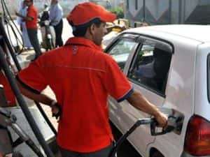 પાકિસ્તાનમાં પેટ્રોલના ભાવમાં થયો ભડકો, કેટલા રૂપિયાનો કરાયો વધારો? નવો ભાવ સાંભળીને ચોંકી જશો