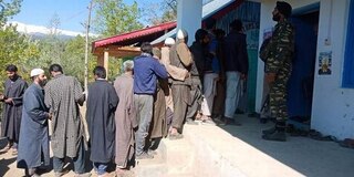 pulwama voting anantnag jammu kashmir lok sabha elections 2019 terror attacks પુલવામાનાં પોલિંગ બૂથ પર ગ્રેનેડ હુમલો, બૂથો પર લાગી લાંબી લાઈન