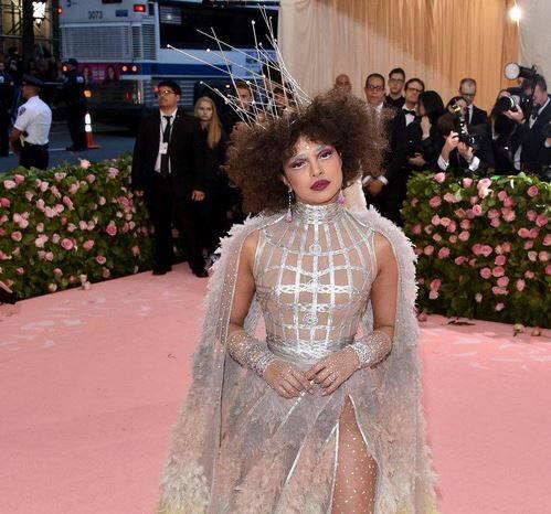 વિચિત્ર ડ્રેસ અને હેર સ્ટાઇલના કારણે Troll થઈ બોલીવુડની આ હોટ એક્ટ્રેસ, યૂઝર્સે કરી ચુડેલ સાથે સરખામણી Meta Gala 2019 Priyanka Chopra trolled due to her dress and hair style વિચિત્ર ડ્રેસ અને હેર સ્ટાઇલના કારણે Troll થઈ બોલીવુડની આ હોટ એક્ટ્રેસ, યૂઝર્સે કરી ચુડેલ સાથે સરખામણી