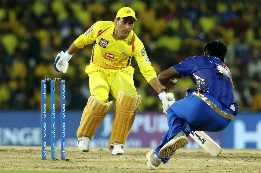 IPL 2019 Qualifier 1 csk fans welcomes dhoni on their way ધોની બેટિંગમાં આવ્યો ત્યારે સમર્થકોએ કેવી રીતે કર્યું સ્વાગત, જુઓ વીડિયો