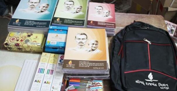 Ahmedabad Shrimad Rajchandra Mission Dharampur distributes notebooks compass bags  અમદાવાદ: શ્રીમદ્દ રાજચંદ્ર મિશન ધરમપુર દ્વારા રાહતદરે શિક્ષણોમાં ઉપયોગી સાધનોનું વિતરણ