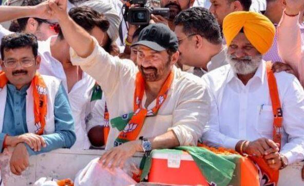 રોડ શો દરમિયાન મહિલાએ સની દેઓલને કરી કિસ, વીડિયો વાયરલ women kissed Sunny Deol during his roadshow in Batala panjab રોડ શો દરમિયાન મહિલાએ સની દેઓલને કરી કિસ, વીડિયો વાયરલ