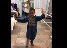 દિવ્યાંગ બાળકને નકલી પગ મળતા ખુશીથી નાચવા લાગ્યું, બોલીવૂડ સ્ટાર પણ કરી રહ્યાં છે પ્રશંસા, જુઓ વીડિયો