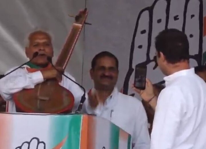 Rahul gandhi video recording of congress candidate devas mp રાહુલ ગાંધીને લાગ્યો ભજનનો રંગ, કૉંગ્રેસ ઉમેદવારે સભામાં ભજન ગાતા રાહુલે વીડિયો બનાવી શેર કર્યો