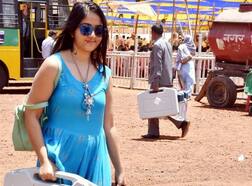 બ્લૂ ડ્રેસ પહેરેલી બ્યૂટિફુલ મહિલા પોલિંગ ઓફિસરની તસવીરે સોશિયલ મીડિયા પર મચાવી ધૂમ,પહેલીવાર સામે આવી તસવીરો