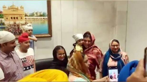 sushmita sen visits the golden temple with boyfriend rohman shawl 15 વર્ષ નાના બૉયફ્રેન્ડ સાથે ગૉલ્ડન ટેમ્પલ પહોંચી આ હૉટ એક્ટ્રેસ, વીડિયો શેર કરીને કહ્યું- 'વાહે ગુરુ કી ફતેહ'