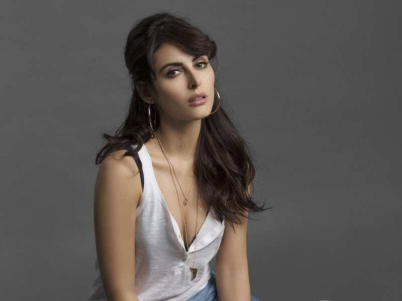 Bikini-clad Mandana Karimi gets trolled for posting video during Ramadan રમઝાનમાં બિકિનીમાં પોઝ આપવા બદલ આ હોટ એક્ટ્રેસ થઈ ટ્રોલ, જાણો વિગત