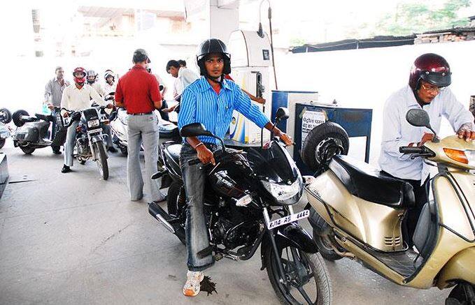 No petrol without helmet in Noida from 1st June હેલ્મેટ નહીં તો પેટ્રોલ નહીં, જાણો કઈ જગ્યાએ લાગુ થશે આ નિયમ
