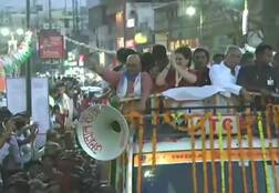 વારાણસીમાં પ્રિયંકા ગાંધીનું શક્તિ પ્રદર્શન, રૉડ શૉમાં ઉમટી લાખોની ભીડ, તસવીરોમાં જુઓ કાશીનો માહોલ