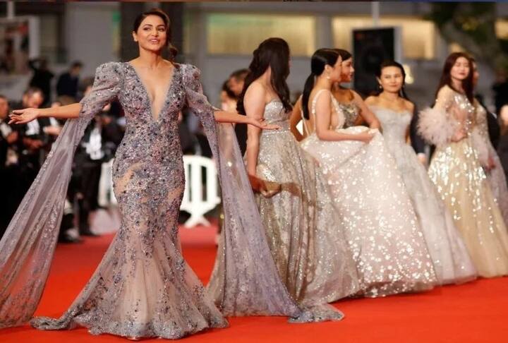 હિનાએ કેમેરા સામે અનેક સ્ટનિંગ પોઝ આપ્યા હતા. કાન્સ ફિલ્મ ફેસ્ટિવમાં હિના તેની શોર્ટ ફિલ્મ લાઇન્સના સ્ક્રીનિંગ માટે પહોંચી છે. આ ફિલ્મમાં તે એક જવાબદાર અને આત્મનિર્ભર છોકરીનો રોલ કરે છે. ફિલ્મને હુસૈન ખાને ડાયરેક્ટ કરી છે.