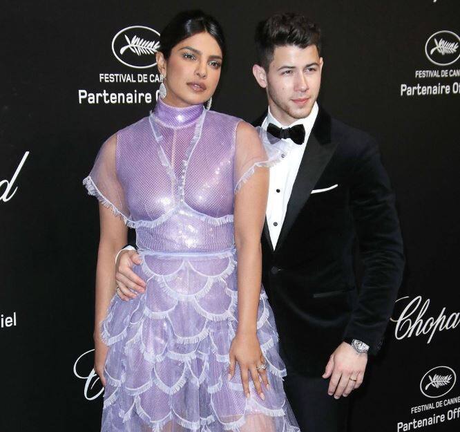  પ્રિયંકા શુક્રવારે પતિ નિક જોનસ સાથે ફેસ્ટિવલમાં પહોંચી હતી. 