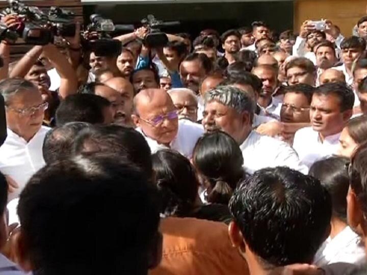 CM Rupani with other leader join's last rites of Congress MLA Lalit Kagathra's son કોંગ્રેસના MLA લલિત કગથરાના પુત્રની અંતિમ યાત્રા નિકળી, પરિવારજનો ધ્રૂસકે-ધ્રૂસકે રડી પડ્યાં